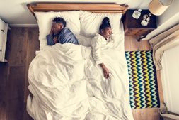 pareja durmiendo placidamente an cama blanca